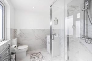 Large 6-Bed House - 5 Bathrooms w Free Parking by StaySejour