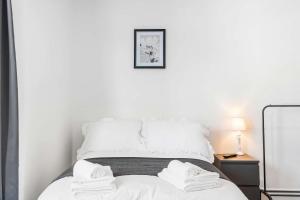 Large 6-Bed House - 5 Bathrooms w Free Parking by StaySejour