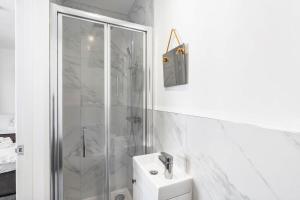 Large 6-Bed House - 5 Bathrooms w Free Parking by StaySejour