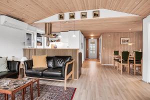 Cozy Cottage With 600 M To The Beach