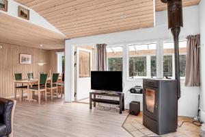 Cozy Cottage With 600 M To The Beach