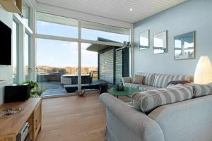 New Modern Holiday Home Near The Beach