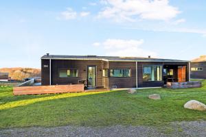 New Modern Holiday Home Near The Beach