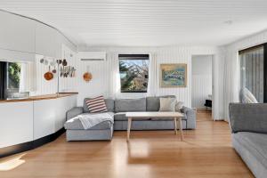 Holiday Home For 2 Families By The Water