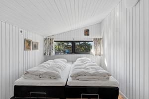 Holiday Home For 2 Families By The Water