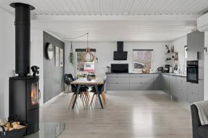 Newly Renovated Holiday Home 150 M From Fjord