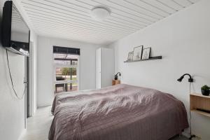 Newly Renovated Holiday Home 150 M From Fjord