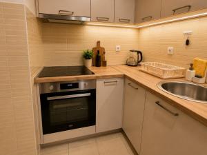 Renovated 2026, Top Floor, Mountain View