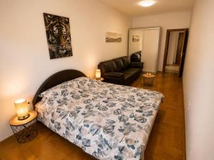 Renovated 2026, Top Floor, Mountain View