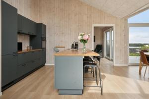 Lovely New-Built Cottage Near Sea
