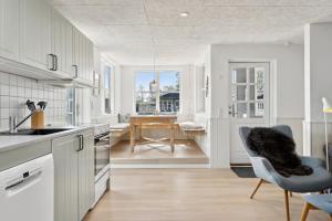 Lovely Bright Holiday Home With Sea View