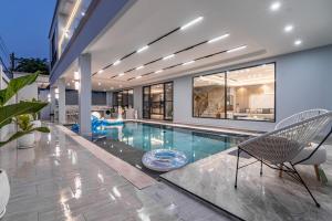 T M L Luxury 5 bedrooms Pool Villa with Private KTV & 4 Min Walk to Jomtien Beach