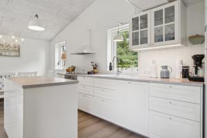 Lovely Summer House Close To Stillinge Beach