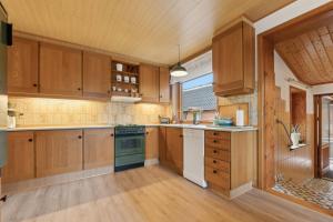 Spacious Holiday Home Near The Beach