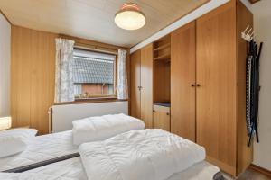 Spacious Holiday Home Near The Beach