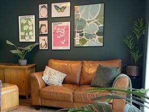 Canal View Retreat Modern Apartment