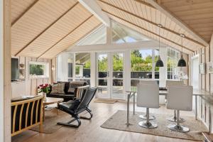 Cozy Cottage Near Beach With Fenced Garden