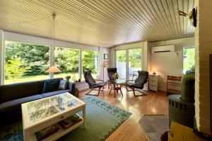 Cozy And Updated House On Large Private Lot
