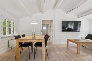Log House In Dronningmølle 150 M To The Beach