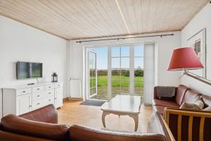 Country Stay In Cosy Farmhouse With Horses
