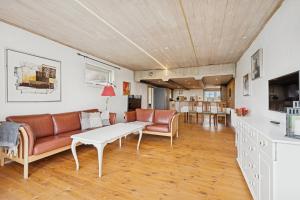 Country Stay In Cosy Farmhouse With Horses