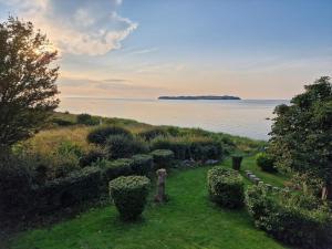 Spacious Waterfront Family Holiday
