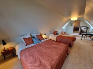 Spacious Waterfront Family Holiday