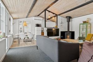 Cosy Beachfront Holiday Home For Families
