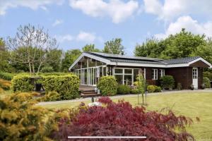 Spacious Holiday Home Near Beach And Nature