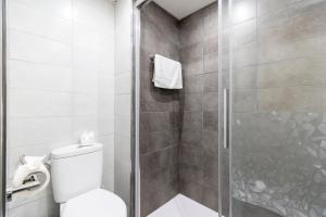 Central 1 Bedroom Apartment Communal Heated Pool