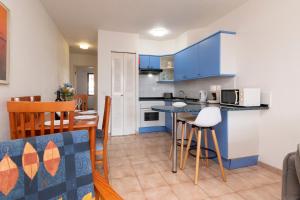 Central 1 Bedroom Apartment Communal Heated Pool