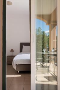 Villa Renata -Pool, Large Garden & Free Parking, 2 Minutes Walk from The Beach