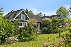 Cozy Holiday Home In Scenic Rågeleje