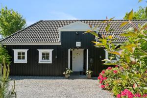 Cozy Holiday Home In Scenic Rågeleje