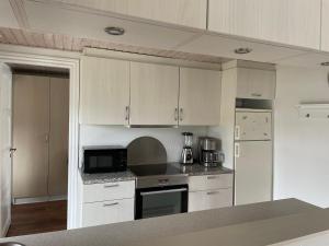 Lovely Holiday Home 80 M From The Water