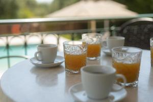 Villa Renata -Pool, Large Garden & Free Parking, 2 Minutes Walk from The Beach