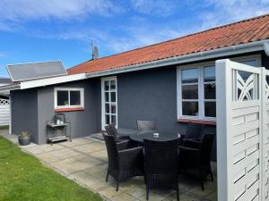 Lovely Holiday Home 80 M From The Water