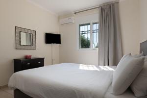 Villa Renata -Pool, Large Garden & Free Parking, 2 Minutes Walk from The Beach