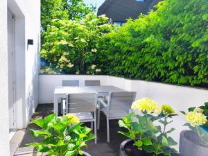 Exclusive 85 qm Wohnung, offener Loft-Charakter, 24-Std Check-In, separater Eingang, Parkplatz, 6 Personen, 3 Schlafzimmer, Familien- Geschäftswohnung, WLAN