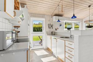 Charming Holiday Home Near The Beach
