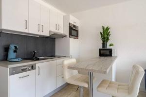 Marina Beach 6 people,Private Parking Amazing Sea view WIFI 7th floor, AC