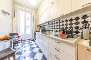Luxury Flat Crocetta 2 stops from Duomo, AC