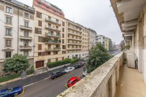 Luxury Flat Crocetta 2 stops from Duomo, AC