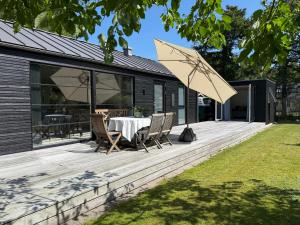 Modern And Stylish Summer Cabin