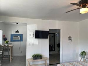 Chic and Comfortable Studio Free Street Parking