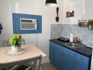 Chic and Comfortable Studio Free Street Parking