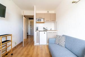 Appartement 2 pièces en étage élevé, centre-ville au calme, petite vue mer