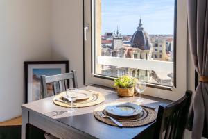 Appartement 2 pièces en étage élevé, centre-ville au calme, petite vue mer