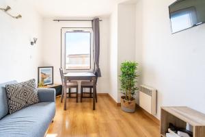 Appartement 2 pièces en étage élevé, centre-ville au calme, petite vue mer