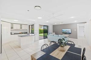 The Grandview | 5BR Family Home, Two Lounges